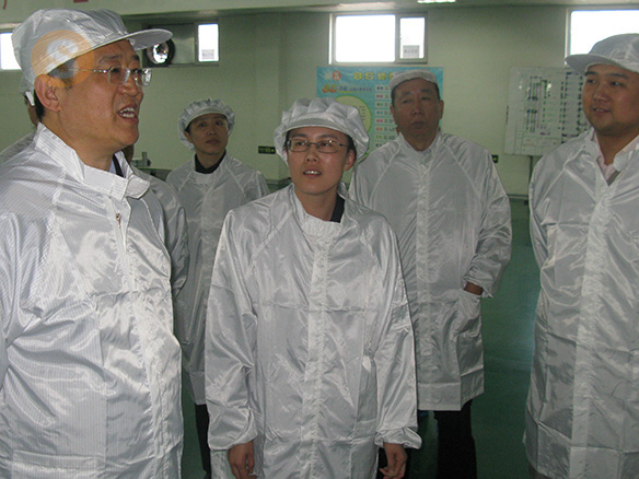 Wang Mingyu, former Municipal Party Secretary of Jinzhou City visited Solargiga on April 22nd, 2014